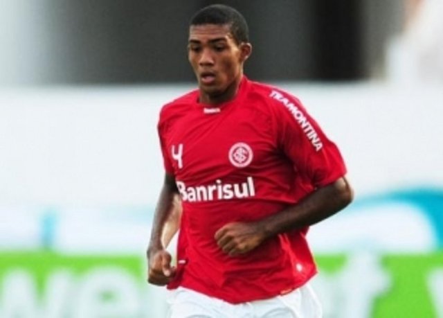 İtalya Serie A ekiplerinden Inter 20 yaşındaki Brezilyalı savunmacı Juan Jesus Guilherme Nunes'i kadrosuna kattı.