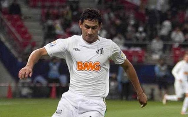 Geçtiğimiz hafta Porto'nun Ganso için yaptığı 8 milyon Euro'luk teklifi komik bulan Santos yönetimi, genç oyuncunun bonservis bedelinin 50 milyon Euro olduğunu açıkladı.