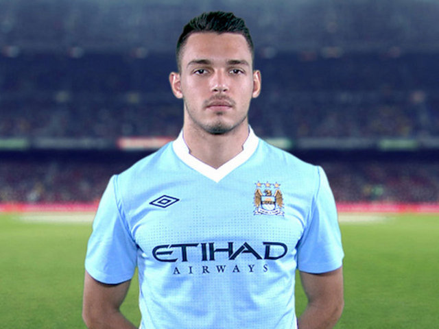 Manchester United, ezeli rakibi Manchester City'den genç defans oyuncusu Frederic Veseli'yi transfer etti.