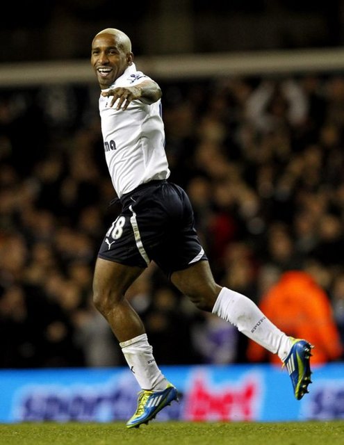 Luis Suarez'in cezası nedeniyle forvet hattında sıkıntılar yaşayan Liverpool, Tottenham'ın golcüsü Jermain Defoe'yu kadrosuna katabilir