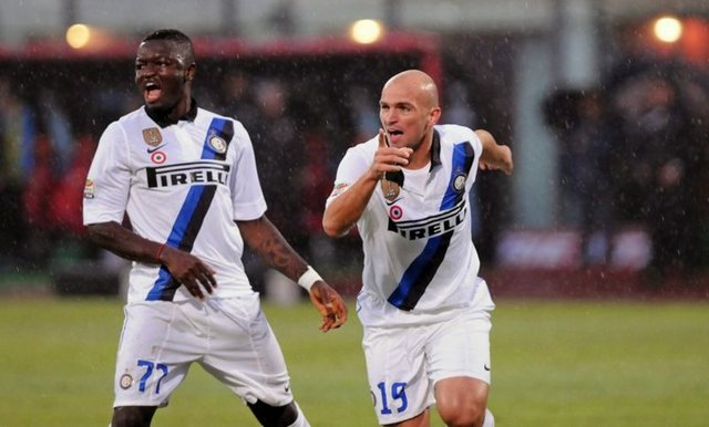 İnter'li Muntari İtalya'nın bir başka devi Milan'da forma giyecek. İki kulüp sezon sonuna kadar kiralık anlaşmasına vardı