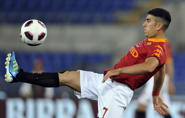 Romalı Pizarro, 6 aylığına Manchester City' ile anlaştı. David Pizarro resmen Manchester City'de. Romalı oyuncunun çalışma izni de onaylandı. -  -