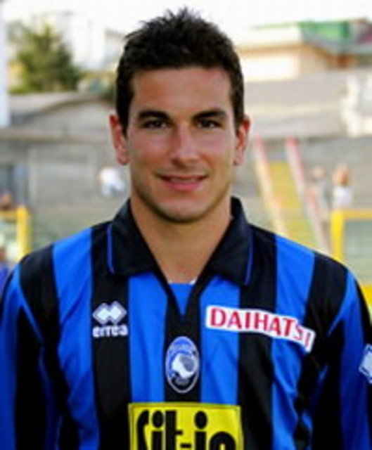 Juventus Atalanta'da forma giyen ortasaha oyuncusu Simone Padoin ile 5 yıllık anlaşma imzaladı.