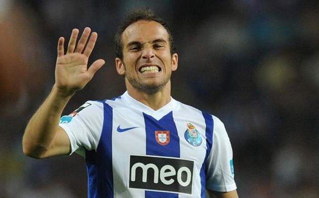 Serie A ekiplerinden Genoa, Porto'nun Arjantinli oyuncusu Belluschi'yi 5 milyon euroya kadrosuna kattı