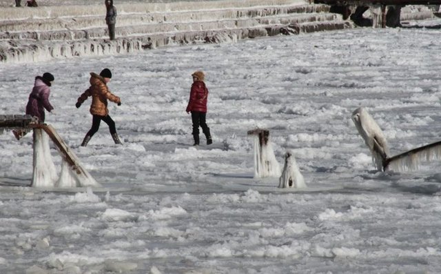 UKRAYNA: -32 DERECE, ÖLÜ SAYISI 130'U GEÇTİ, 75 BİN KİŞİ YARDIM ALIYOR