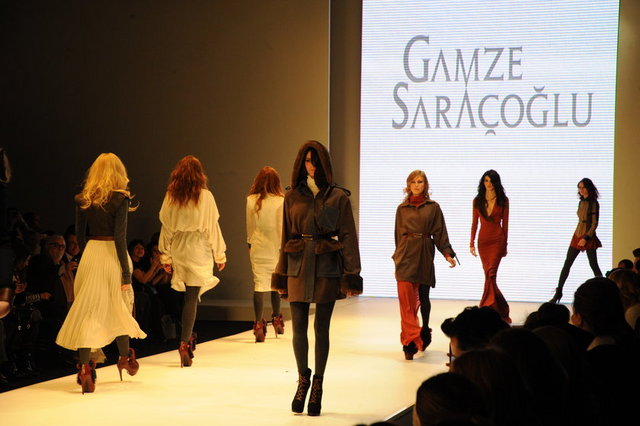 GAMZE SARAÇOĞLU DEFİLESİ 