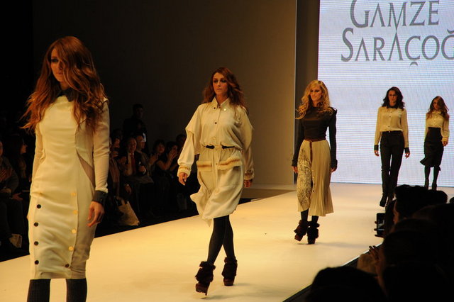 GAMZE SARAÇOĞLU DEFİLESİ 