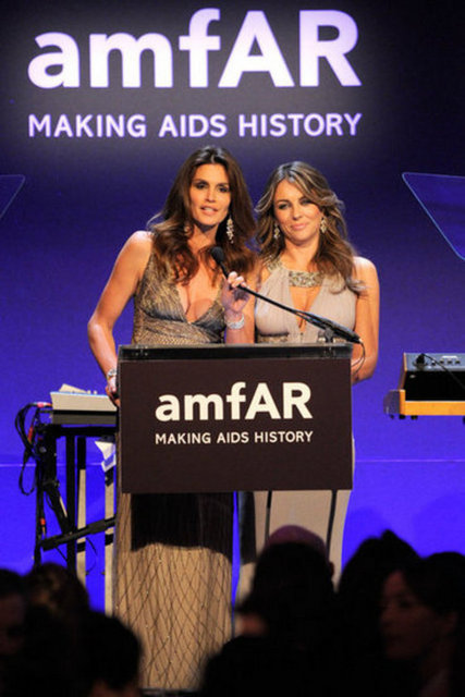 CINDY CRAWFORD, ELİZABETH HURLEY