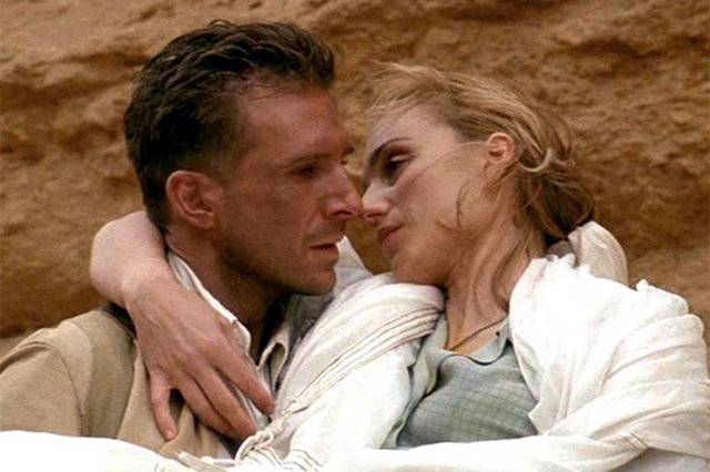 Anthony Minghella'nın kamera arkasına geçtiği yapım, ''En İyi Film'' de dahil olmak üzere 9 dalda Oscar ödülü kazandı. Film, II. Dünya Savaşında Sahra Çölünde geçirdiği uçak kazası sonucunda vücudunda derin yanıklar oluşan haritacı Almasy'nin tedavi gördüğü hastanede geçmişi ve yaşadığı büyük aşkı anımsamasını anlatıyor.