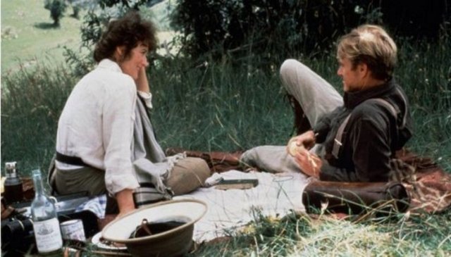Film, aralarında 7 Oscar, 3 BAFTA ve 3 Altın Küre ödülünün de bulunduğu tam 22 ödül alırken, 17 ödüle de aday gösterildi. Danimarkalı bir soylu olan Karen Blixen'ın (Meryl Streep) barones ünvanı için Bror Blixen (Klaus Maria Brandauer) ile evlenerek kahve yetiştiriciliği yapmak üzere Afrika'ya yerleşmesini, ancak burada kocasının sürekli aldattığı Karen'ın maceracı avcı Denys Finch Hatton'a (Robert Redford) aşık olmasını anlatan film de klasikleşti. -