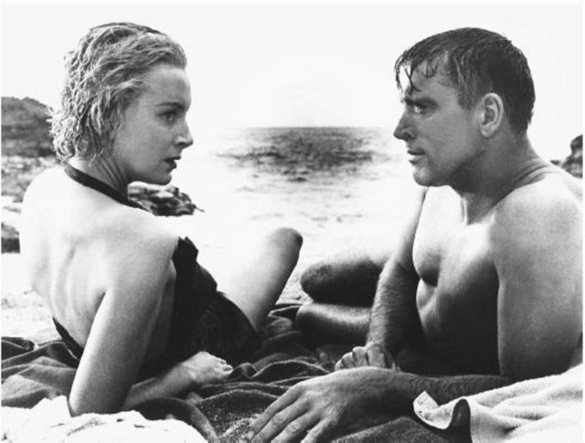 Burt Lancaster, Montgomery Clift, Deborah Kerr, Frank Sinatra ve Donna Reed'in rol aldığı yapım, II. Dünya Savaşında Pearl Harbour'da Başçavuş Milton Warden ve Yüzbaşı Holmes'un karısı Karen arasındaki aşkı anlatıyordu.