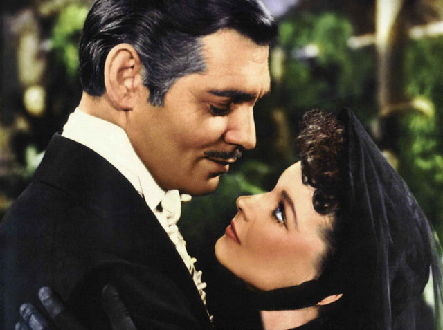 Çocukluk arkadaşını sevdiğini sanan Scarlett ile ona delice aşık olan Rhett Butler'ın evliliğini, ancak genç kadının inadı ve bitmeyen ihtirasları yüzünden bu aşkın kötü bir sonla bitmesini işleyen film, 14 dalda aday olduğu Oscar'ı 9 dalda kazandı. Sinema tarihinin en iyi edebiyat uyarlamaları arasında yer alan filmde başrolü Clark Gable ile Vivien Leigh üstlendi.