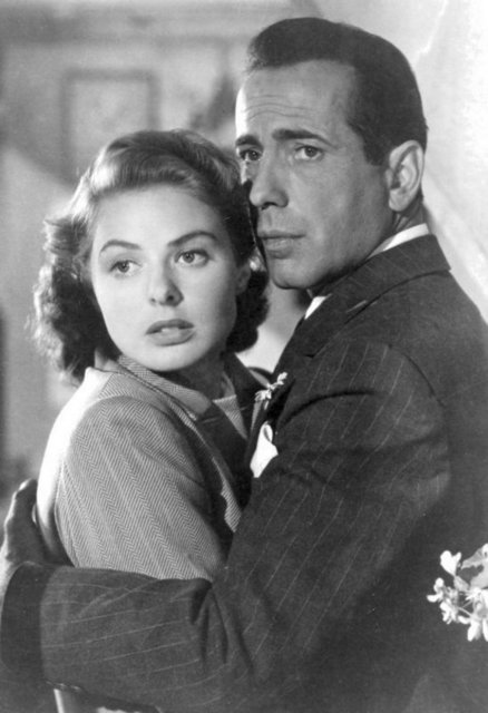 Gösterime girdiği 1943 yılında ''En İyi Film'', ''En İyi Yönetmen'' ve ''En İyi Senaryo'' dallarında Oscar alan yapımın konusu II. Dünya Savaşı'nın ilk zamanlarında geçiyor. Çek direniş örgütünün lideri Victor Lazlow'un Alman toplama kampından kaçarak Kazablanka'ya gelmesini, kaçışı için umutlarını buradaki bir gece kulübünün sahibi Rick'e bağlamasını, ancak bu adamın, bir zamanlar karısı Ilsa ile büyük aşk yaşayan kişi olmasını anlatan film, kötü tesadüflerle örülü bir aşk üçgeninin hikayesini anlatıyordu. Filmde Humphrey Bogart, Ingrid Bergman ve Paul Henreid rol aldı.
