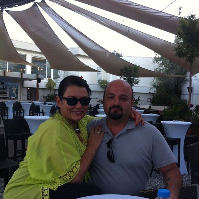 Firari şarkıcı Deniz Seki'nin Tekirdağ'da saklandığını düşünen polisler, sanatçının eski menajeri Volkan Kutluay'ın nişanlısının evine baskın yaptı.