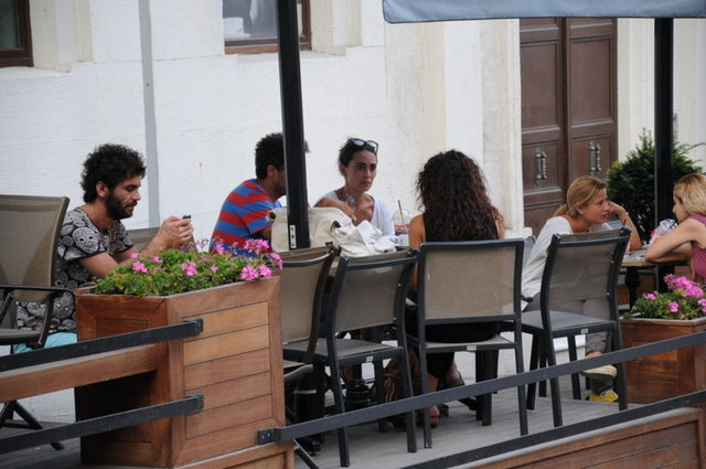 Kendisi gibi oyuncu olan Alican Yücesoy'la evlilik hazırlığı yapan Melisa Sözen, Nişantaşı'nda arkadaşlarıyla yemek yerken görüntülendi.