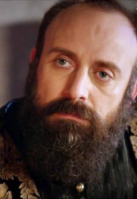 Birçok alanda beste ve söz yazıyorum Ergenç setlerin bende sahnelerin padişahıyım." dedi