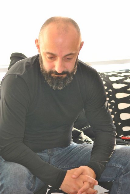 Medyadoktoru'nun haberine göre 17 yaşından beri söz yazarlığı ve müzisyenliği ile tanınan Halim Erdoğan yolda yürüyemez hale geldiğini belirterek...