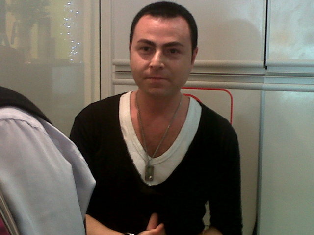 Fotoğraftaki kişi ünlü tasarımcı kuaför Orhan Bademli'nin yanında çalışan bir kuaför