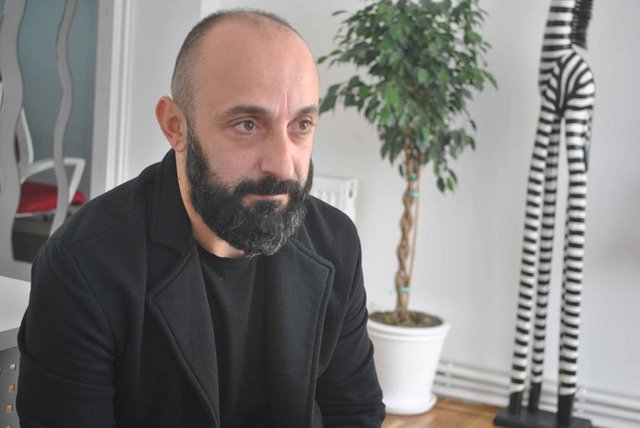 "Yıllardır sahnelerdeyim. Bilindiği gibi Halit Ergenç de müzisyen.
