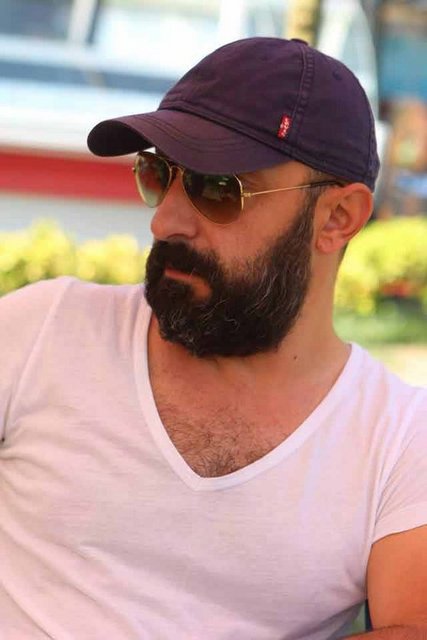 Geçenlerde 3 otabüs turist arabadan indi benimle fotoğraf çektirmek için. Halit Ergenç değilim diyorum gülüyorlar inanmıyorlar." -