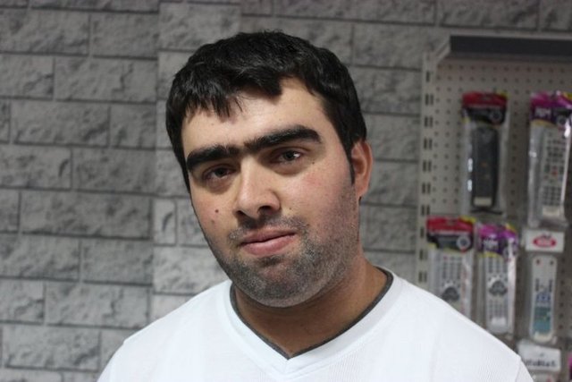 Samsun'un Çarşamba ilçesinde esnaflık yapan Enver Akbaş, Şahan Gökbakar'ın canlandırdığı Recep İvedik karakterine benzerliği ile görenleri hayrete düşürüyor.