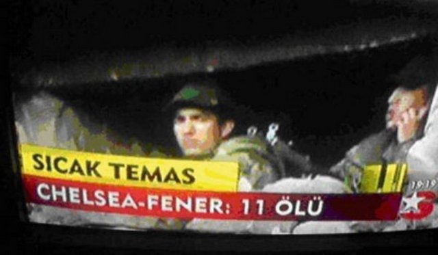 TSK'nın Kuzey Irak'a girdiği günler... Haberlerde PKK'ya verilen zayiatlar anlatılmaktadır. O akşamın diğer gündem konusu ise ﬁampiyonlar Ligi'nde yarı final mücadelesi veren Fenerbahçe'dir. Türkiye'nin gözü ve kulağı hem Kuzey Irak'ta, hem Londra'dadır. Reji ekrana yansıttıkları görüntüyle bir ilki başarır. Ellerinde tüfekler, mevzi almış, iki Türk askeri, altta yazı: "Sıcak Temas: Chelsea-Fenerbahçe: 11 ölü"