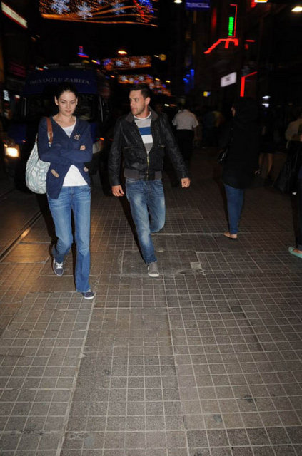 Öyle Bir Geçer Zaman ki dizisinde Berrin karakterini canlandıran Yıldız Çağrı Atiksoy, önceki akşam sevgilisi ile sinema keyfi yaptı. Çift, Beyoğlu'ndaki Fitaş Sineması'nda 'Muhteşem Gatsby' filmini izledi. Sinema çıkışında karşısında basın mensupları gören çift, şaşkınlıktan ne yapacağını şaşırdı.