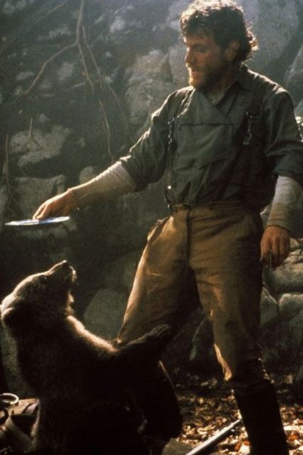 Filmin başrol oyuncusu Bart adlı 1977 doğumlu ayının annesi de ''Grizzly'' ve ''Day of the Animals'' adlı filmlerde rol almıştı. Doug ve Lynne Seus tarafından eğitilen Bart, John Candy, Dan Aykroyd, Annette Bening, Ethan Hawke, Steven Seagal, Gregory Peck, Brad Pitt, Alec Baldwin ve Anthony Hopkins gibi ünlü oyuncularla rol aldı.