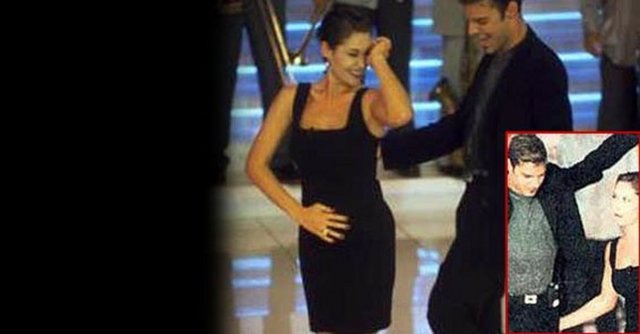Hülya Avşar'ın Ricky Martin'in poposunu ellemesi