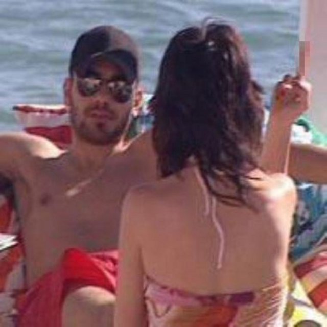 Hande Yener'in gazetecilere orta parmağını göstermesi