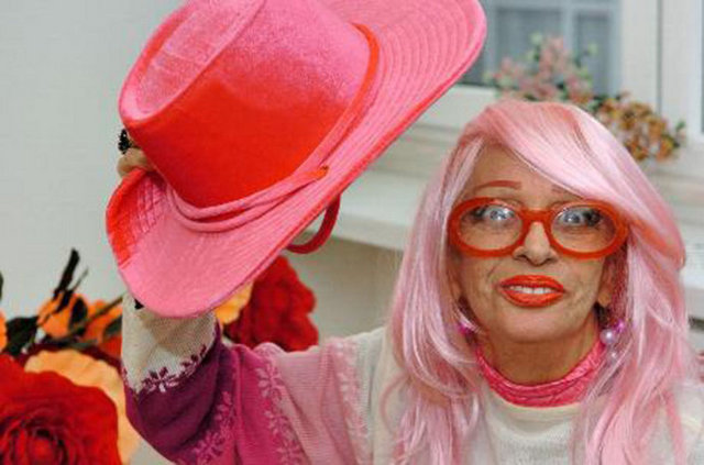 Aysel Gürel'in takma dişlerini program esnasında çıkarması