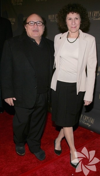 Rhea Perlman - Danny Devito (1982)