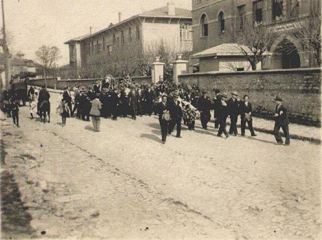 * CERRAHPAŞA: Semt, buradaki cami-nin adını taşır. Camiyi 16'ncı yüzyılda, Sadra- zam Cerrah Mehmet Paşa yaptırmıştır.