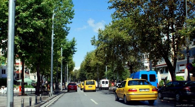 Osmanlı ordusu, Doğu seferlerine bu yoldan çıkıyordu. Adının Bağdat Caddesi olması bu nedenledir.