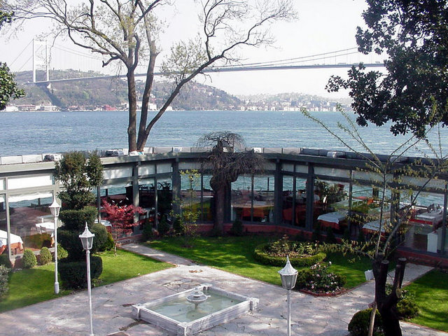 * BALTALİMANI: Rumeli Hisarı'nın ötesindeki eski adı 'Fadalya' olan 'Baltalimanı', adını İstanbul'un fethi sırasında Gelibolu'daki donanmayı hazırlayan ve kuşatma sırasında gemileri bu limana getirmeyi başaran Baltaoğlu Süleyman Bey'den aldı.