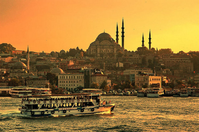 * EMİNÖNÜ: Osmanlı döneminde deniz gümrüğü ve gümrük eminliği burada bulunduğu için semt Eminönü diye anılır olmuş.
