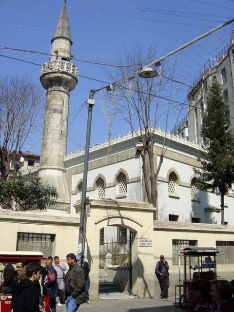 * AĞA CAMİİ: Beyoğlu'nda İstiklal Caddesi üstündeki Ağa Cami'sini Şeyhülharem Hüseyin Efendi yaptırmıştı.