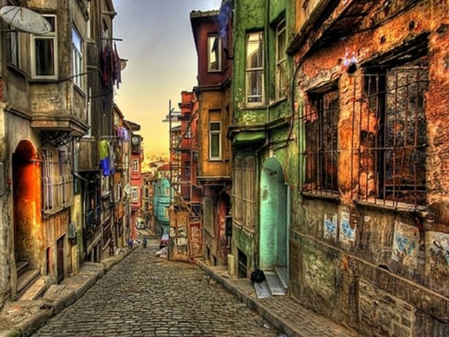 * BALAT: Rumca saray anlamına gelen 'palation' sözcüğünden geldiği sanılmakta.