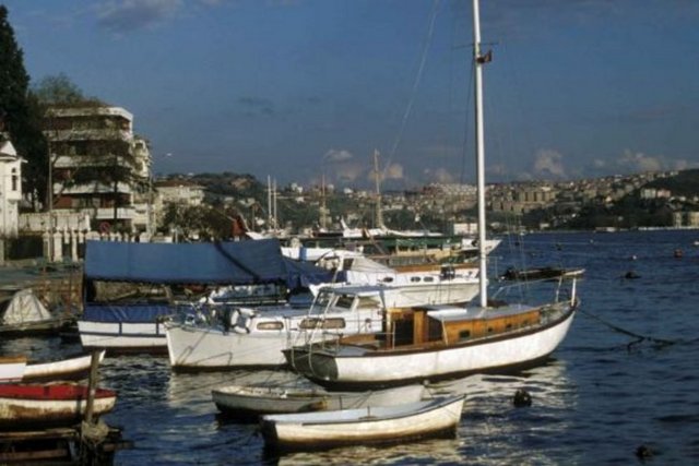 Bebek Çelebi ya da Bebek Çavuş'un bu semtte bir köşkü ve sonradan hasbahçe olan bir bahçesi vardı.