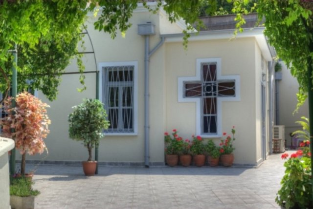 * AYAZMA: İstanbul'da çok fazla sayıda ayazma var. Nedir ayazma? Hıristiyanların inançlarına göre kutsal ve şifalı su; bu maksatla ziyaret edilen yerlerdeki dini yapıdır.