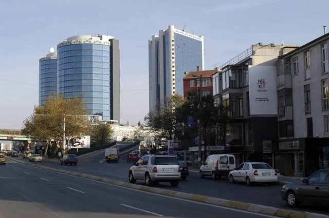 * ETİLER: 1950'lerin başında bomboş bir arazi olan bölgede 192 villa yapımı için Etibank'ın ortaklığıyla bir Etiler Yapı Kooperatifi kuruldu ve 1954'de konutların yapımına başlandı. Semtin adı da bu yapı kooperatifinden kaldı.