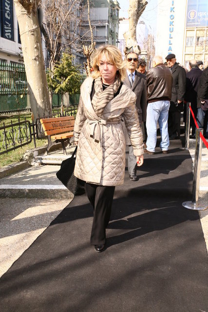 YASEMİN KAMHİ 