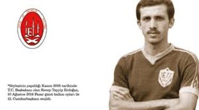 Boylu poslu, fiziği iyi 20 yaşlarında bir genç. Babası rahmetli kıyı kaptanı da orada. Durumu izah ettiğimiz babası, 'Bunlar top oynarsa serseri olur. Olmaz' dedi. Baba oğlunu iyi tahlil edememiş. O top oynasa da oynamasa da serseri olmaz. Öyle bir yapı var ki sağlam, yaşına göre çok daha olgun. Ama adamcağızın düşünce tarzı bu. Babasına, 'Ben bu çocuğu alıyorum. Kendi evladım gibi. Hem okuyacak, hem çalışacak ve aylık alacak. Hem de futbol oynayacak' dedim. Bunun üzerine 'tamam' dedi. İlk defa bir oyuncuyu seyretmeden aldım. Kararımın isabetli olduğunu zaman gösterdi."