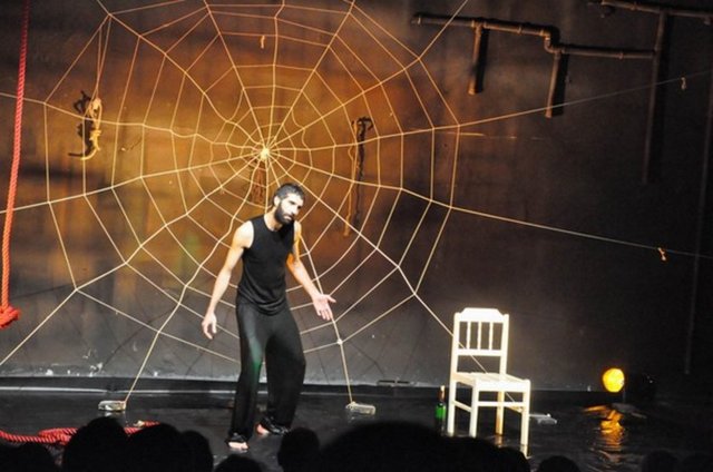 ** Şermola Performans'ta; 9 Mart Cuma, saat 20.302da, "Bûka Lekî (Plastik Gelin)", 10 Mart Cumartesi, saat 20.30'da, "Disko 5 No'lu / Destar Theatre", 12 Mart Pazartesi, saat 20.30'da ise "Tuttun mu? Tamam Şimdi Bırak!", 15 Mart'ta ise Cerb (Deney). Tel: (212 243 74 36) -  - ** Oyuncular Kahvesi Cem Safran Sahnesi'nde; 10 Mart Cumartesi, saat 20.30'da, "Anlaşılmaz Konuşmalar", 11 Mart Pazar, saat 18.00'de, "Adam". Giriş: 25, 20 TL. Tel: (212 245 13 14)