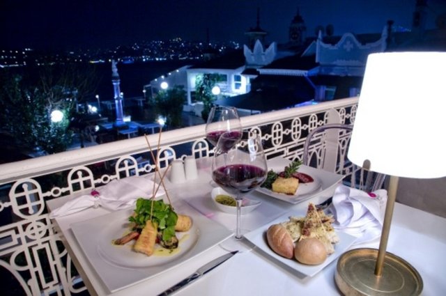 El Beso / Kuruçeşme Tel: (212 287 57 59)