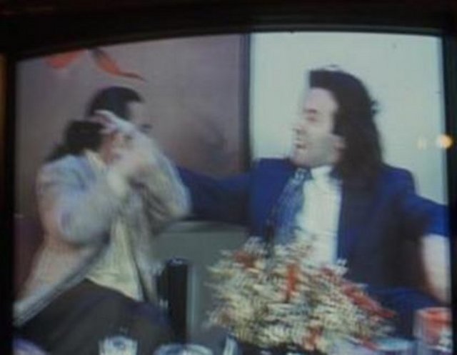 Dönemin iki ünlü medyumu aynı programa konuk oldular ve beklenmedik bir olay gerçekleşti. -  - Gerilimli bir tartışma sırasında öfkesine hakim olamayan Medyum Memiş, Medyum Keto'ya sıkı bir tokat attı. O an, izleyenler de stüdyodaki sunucu da dondu kaldı.