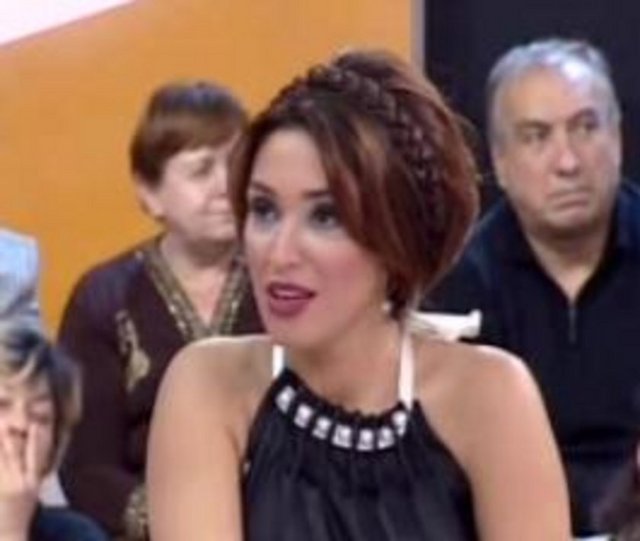 ÇİÇEKLERİ GELENİN KAFASINA ATTI - Bir 'damat şoku' da Zuhal Topal yaşamıştı. -