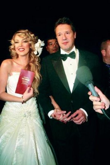 Çift Beyaz Show'da milyonlarca kişinin gözü önünde evlendi. Ama bu evlilik bir süre önce sona erdi.