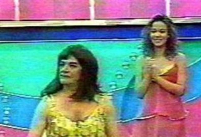 Bir programda Ümit, kadın kılığında kamera karşısına çıkarak izleyenleri şaşırttı.