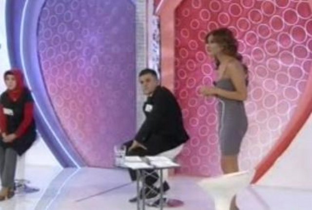 Kimseyi bir türlü beğemeyen gelin adayı Melek Hanım'a bir tlip geldi. Cuma Bey'di bu konuk.